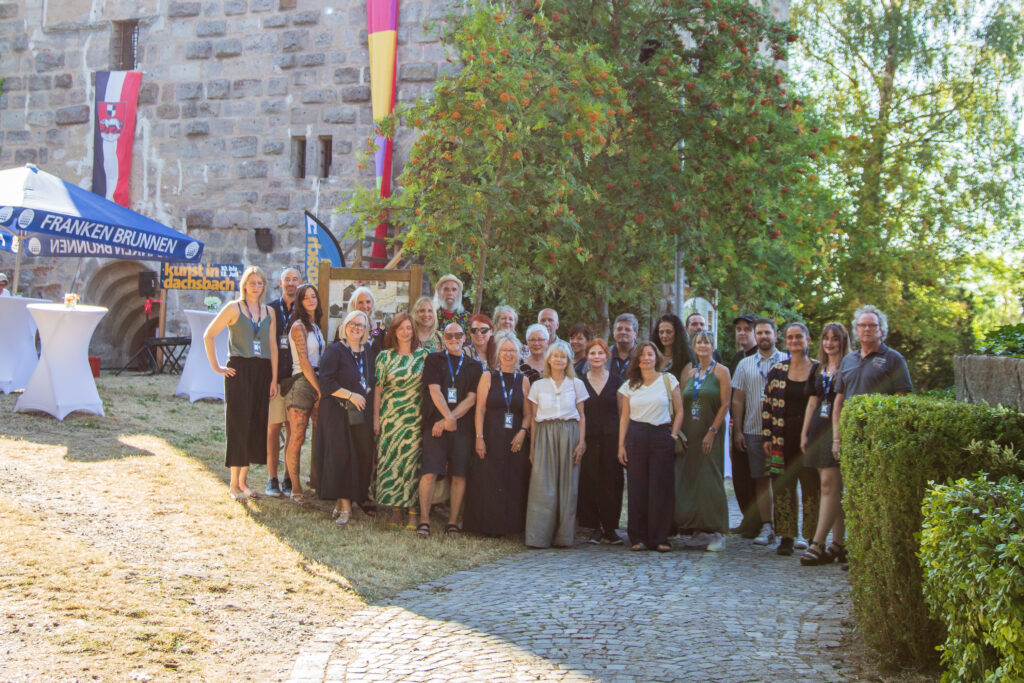 Gruppenbild mit Künstlerinnen und Künstlern von 'Kunst in Dachsbach 2026'